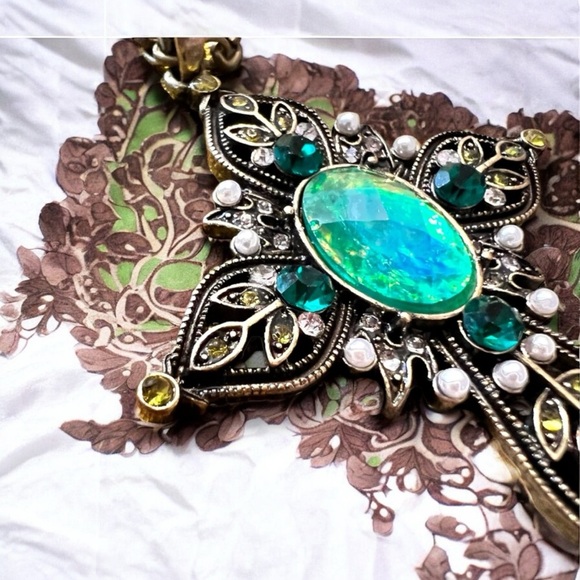 Elegant Green, Gold, and Bronze toned Cross Pendant Necklace - Picture 4 of 16